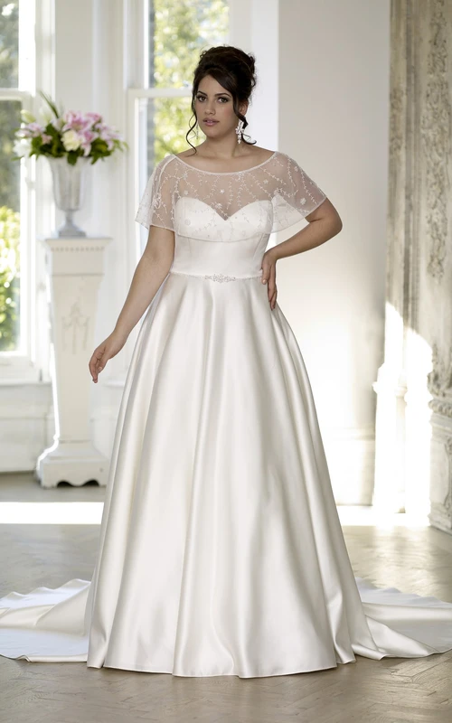 Robe trapèze longue en satin à décolleté cœur et traîne courte, laçage au dos, style cape