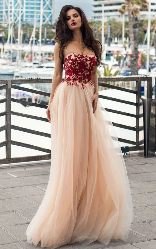 Ätherisches, trägerloses, ärmelloses A-Linien-Abendkleid aus Spitze und Tüll mit Applikationen
