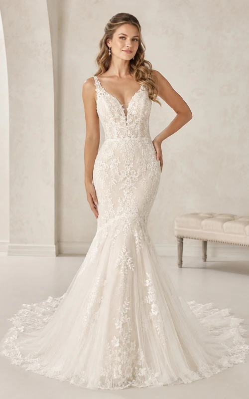 Vestido de novia romántico sin espalda con escote en V, encaje y cola de capilla.