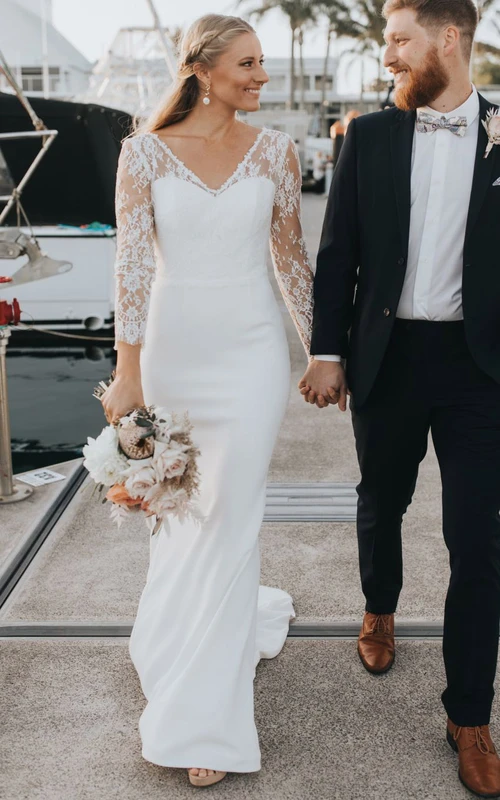 Schlichtes, elegantes Brautkleid mit V-Ausschnitt, Spitze, Satinschleppe, langen Ärmeln und tiefem V-Ausschnitt am Rücken