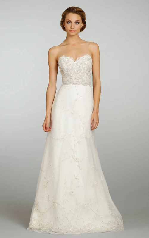 Exquisites Tüllkleid mit herzförmigem Ausschnitt und Perlenstickerei
