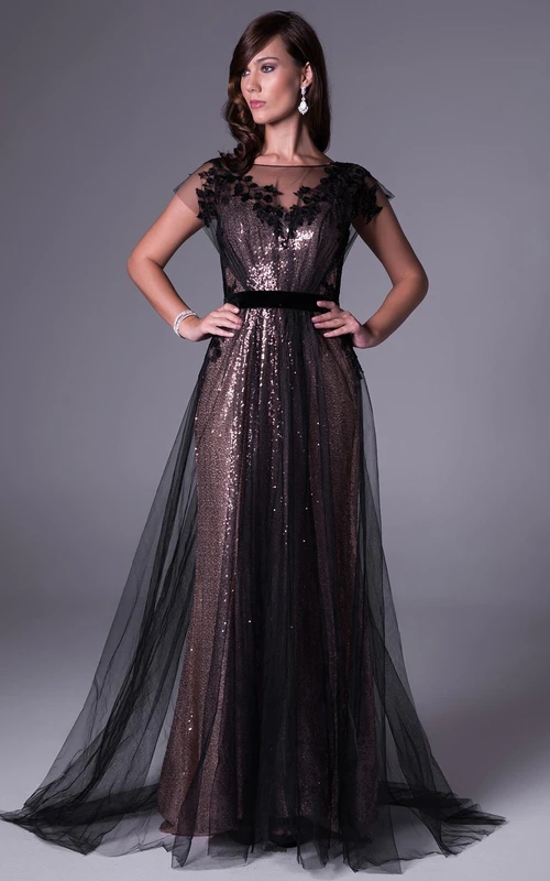 Robe de bal maxi bateau à manches courtes, ornée de sequins appliqués, avec traîne et dos en V.