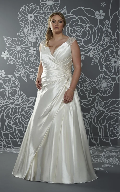 A-Linien-Kleid aus Satin, bodenlang, mit V-Ausschnitt, ärmellos, Schleppe und seitlicher Drapierung.