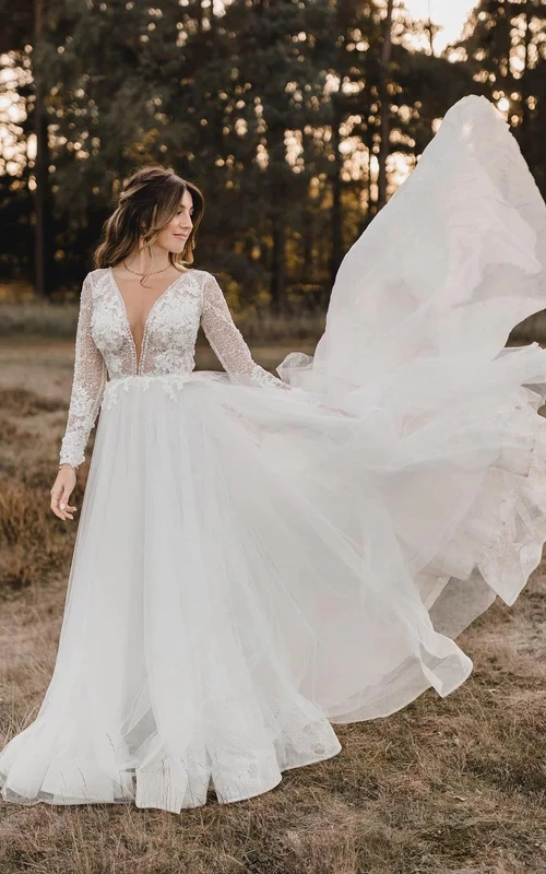 Robe de mariée bohème sexy à manches longues et décolleté empire en dentelle et tulle, coupe trapèze, style empire.