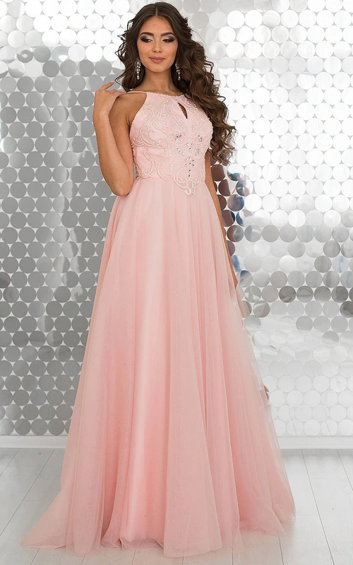 Vestido largo de corte A con escote halter, sin mangas, de tul, con apliques de cuentas y tirantes.