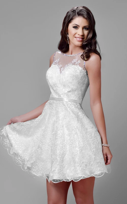Robe de mariée mini trapèze sans manches en dentelle avec bordure brillante