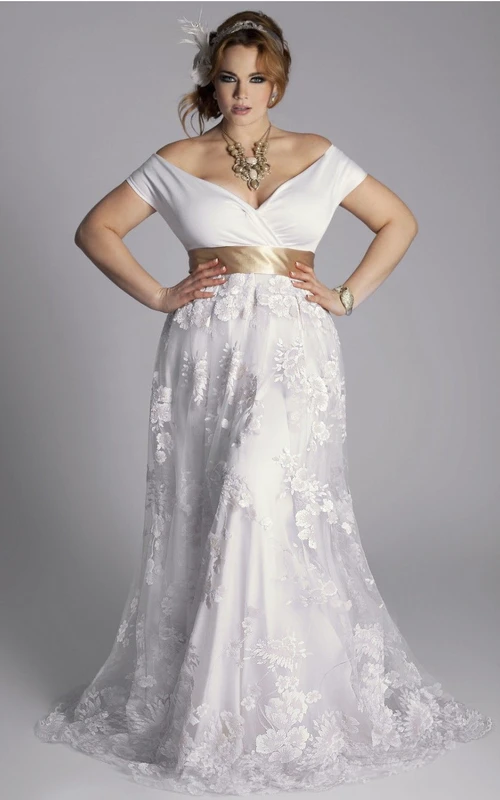 Robe de mariée longue en dentelle vintage, coupe trapèze, épaules dénudées, grande taille, avec ceinture.