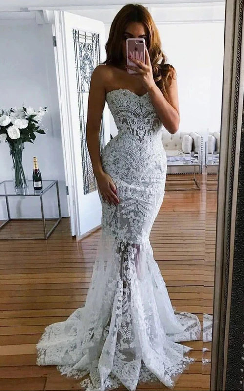 Robe de mariée sirène à décolleté en cœur et applications de dentelle