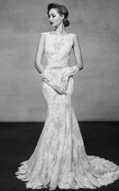 Vestido de novia largo con escote barco, mangas cortas, apliques de encaje y joyas en la cintura.