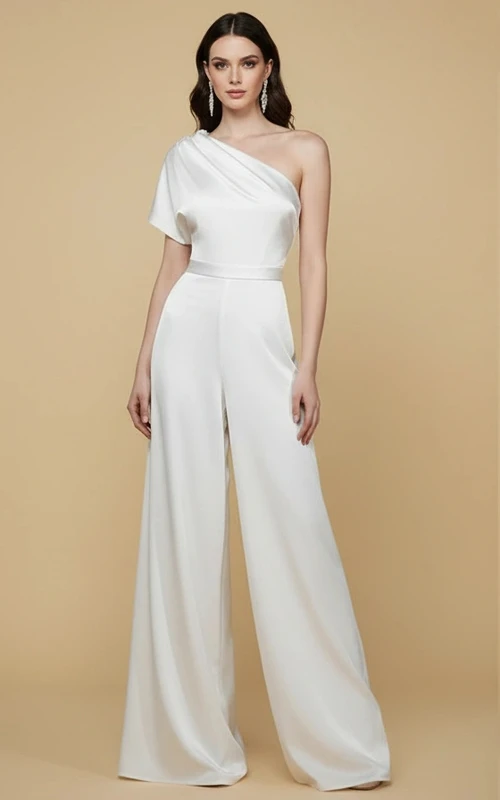 Combinaison de mariage asymétrique en satin à jambes larges et manches courtes et une épaule