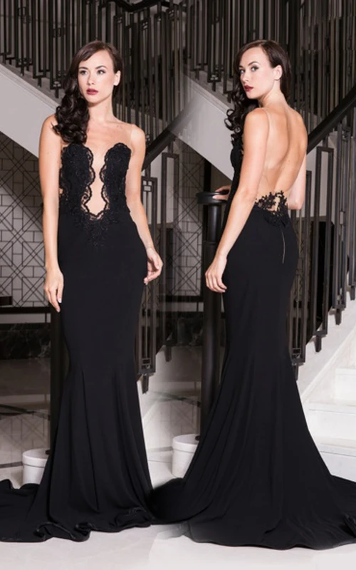 Vestido de fiesta largo de gasa de encaje, sin tirantes y estilo tubo, con espalda descubierta y cola larga.