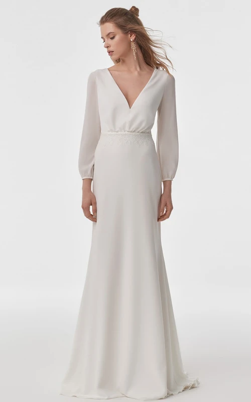 Robe de mariée moderne en mousseline de soie, coupe fourreau, col en V, manches longues, traîne balayée et dos drapé