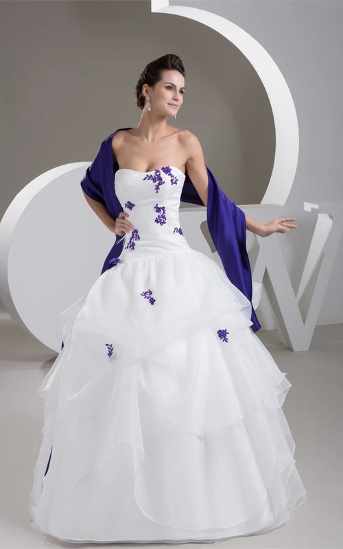 Herzförmiges, gerüschtes Wickelkleid und Ballkleid mit Spitze
