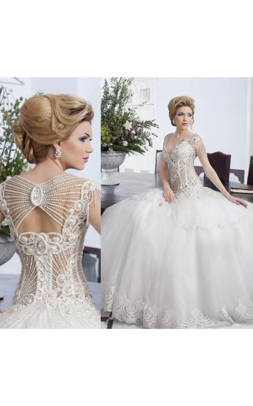 Vestido de novia de gala con glamurosos abalorios y encaje de tul.