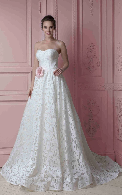 Robe de mariée trapèze en satin à décolleté cœur, ornée de fleurs et de lacets