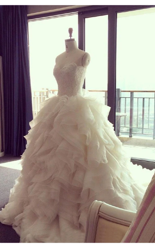 Elegantes Brautkleid aus Tüll mit Rüschen, Applikationen, Perlenstickerei und Spaghettiträgern
