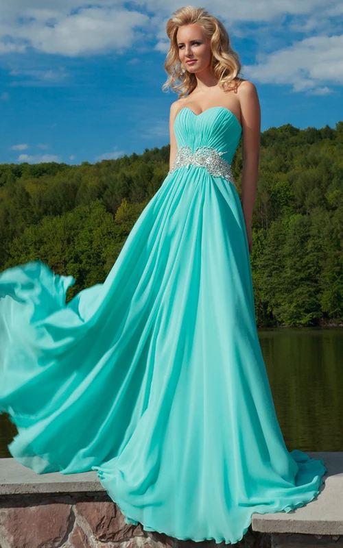 bodenlanges, ärmelloses Chiffon-Abendkleid mit Herzausschnitt und Raffungen sowie Taillenschmuck
