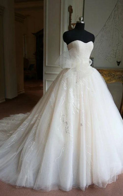 Robe de bal longue jusqu'au sol, décolleté cœur, sans manches, cloche, nœuds appliqués, fermeture éclair, découpe en forme de goutte, tulle et dentelle