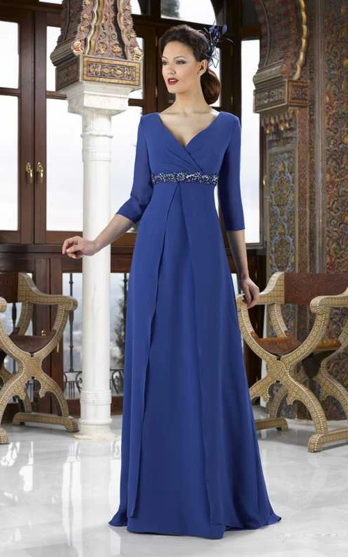 Vestido de gasa con escote en V y mangas tres cuartos estilo imperio, adornado con joyas, ideal para la madre de la novia.