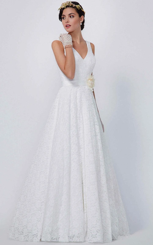 Vestido de novia de encaje sin mangas con escote en V y corte en A, largo hasta el suelo, con estampado floral.