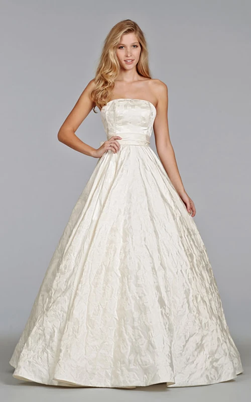 Robe de bal glamour en satin sans bretelles avec nœud dans le dos
