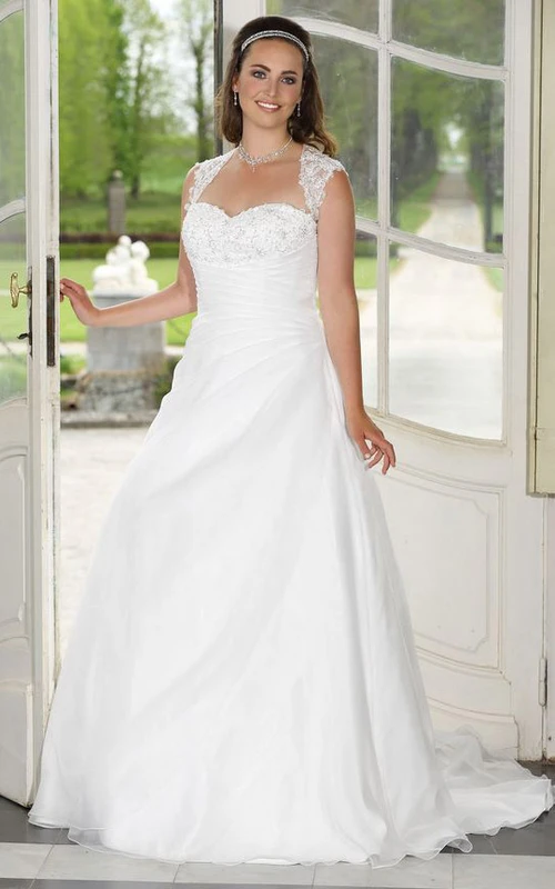 Robe de mariée Queen Anne sans manches en satin, coupe trapèze, longueur au sol, ornée d'appliques et d'une traîne.