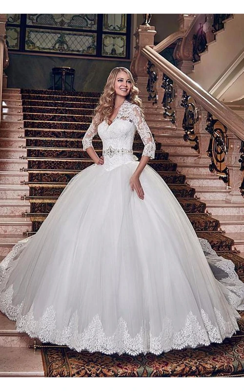 Elegante vestido de novia de gala con apliques de encaje de tul y manga de 3-4 pulgadas.