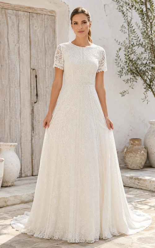 Vestido de novia clásico de corte A, largo hasta el suelo, estilo barco, con mangas cortas de encaje.