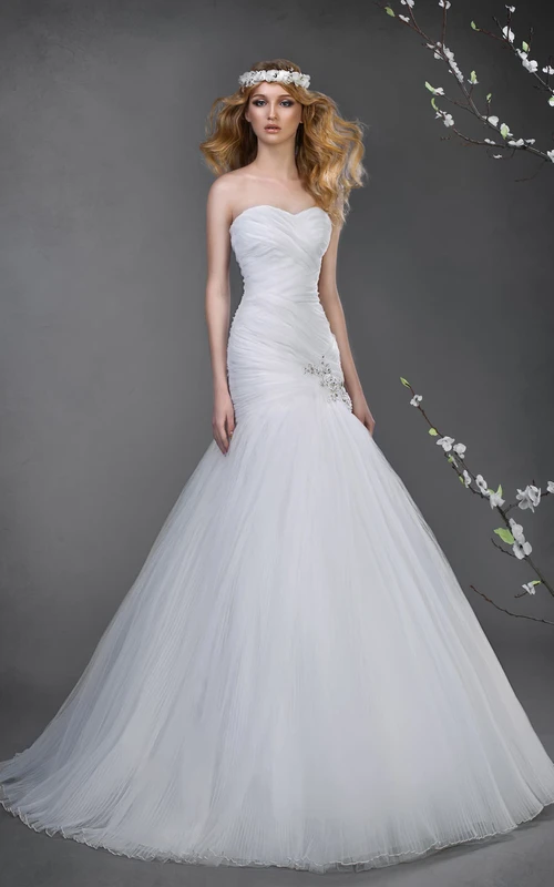 Robe sirène maxi en tulle à décolleté cœur sans manches, lacée, ornée de perles et de croisillons