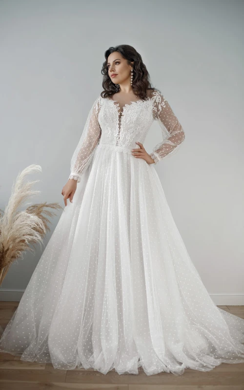Robe de mariée grande taille en dentelle et tulle illusion manches longues col V, style pudique.