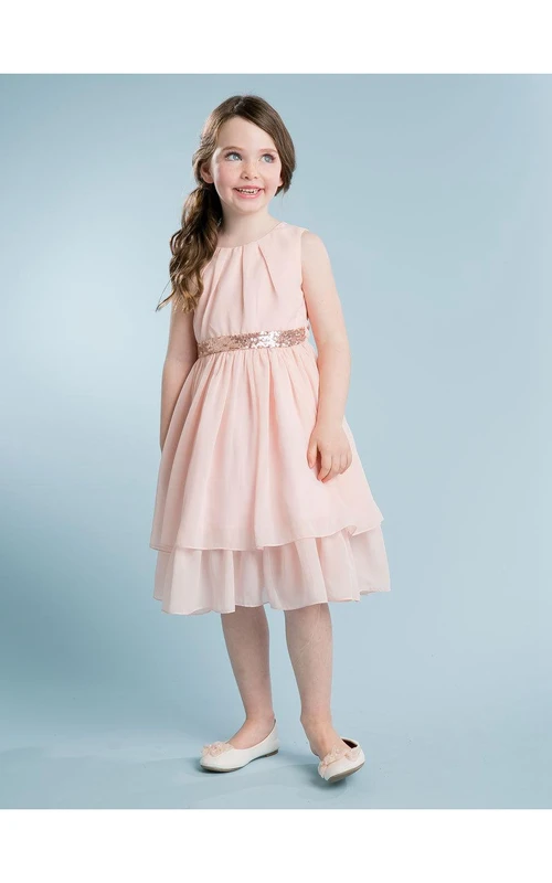 Ärmelloses, kurzes Chiffonkleid in A-Linie mit Paillettenschärpe und Falten