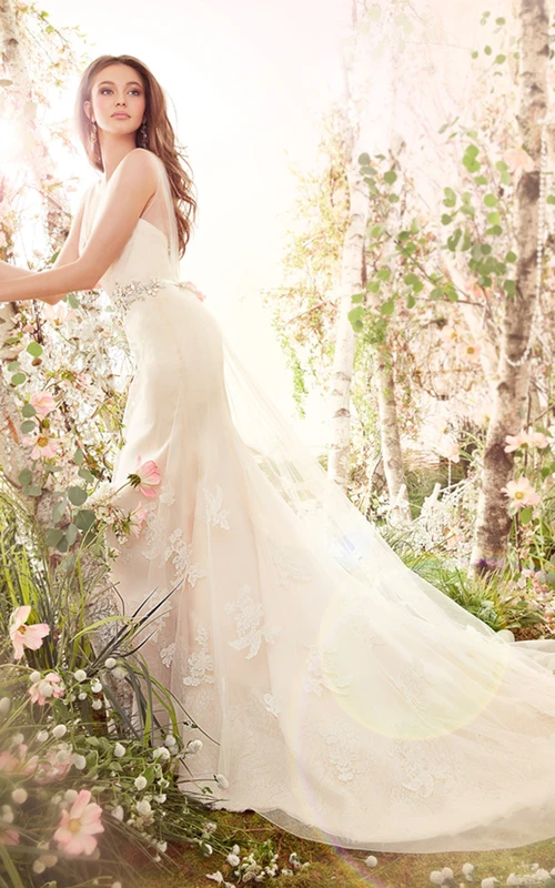 Encantador vestido de organza satinada con escote en V, corpiño drapeado y cintura adornada con cuentas de cristal.