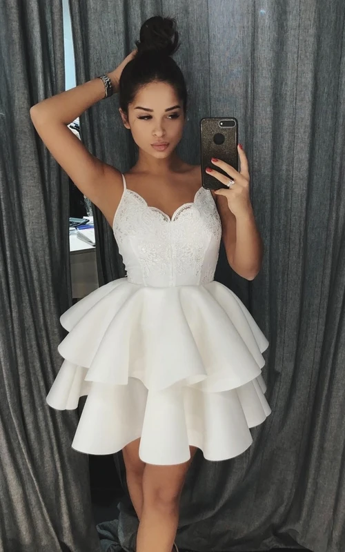 Vestido sexy de encaje con falda corta de volantes y tirantes finos y peplum para fiesta de graduación