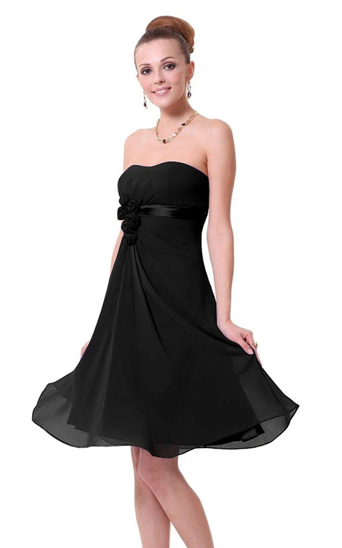 Vestido corto de gasa sin tirantes con flores