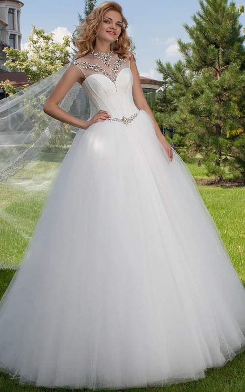 Robe de mariée longue en tulle perlé à col montant, traîne courte et dos corset.