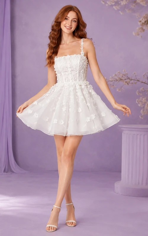 Weißes Mini-Cocktailkleid mit quadratischem Ausschnitt, floralen Applikationen, Falten und Tüll in A-Linie für den Homecoming-Ball