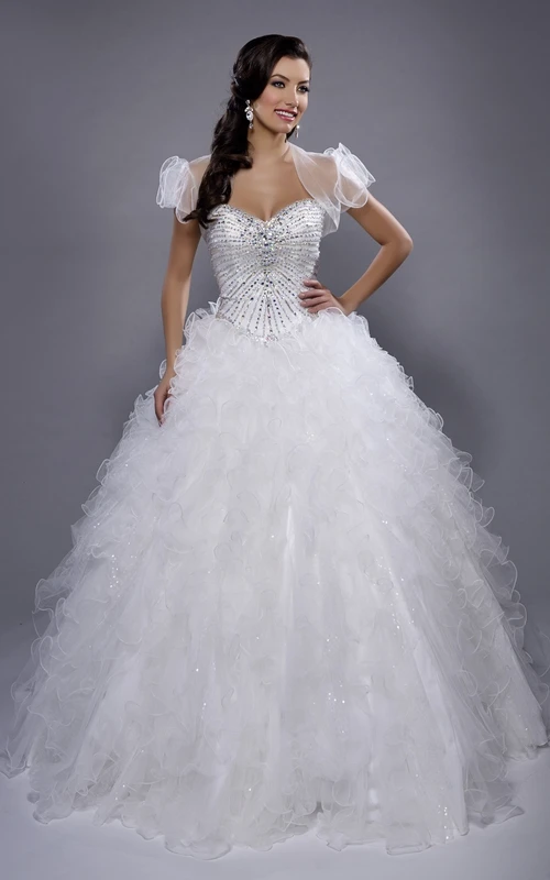 Robe de bal en organza à décolleté cœur, cape illusion et volants cascade