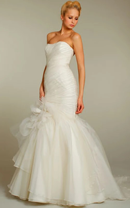 Robe de mariée bustier asymétrique drapé en organza à volants ornée de détails floraux, audacieuse et élégante.