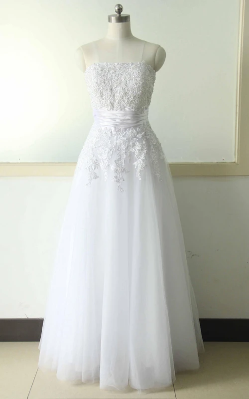 Vestido de corte A con tirantes hasta la rodilla, escote en V, detalles de cuentas, flores, cremallera, tirantes traseros con cordones, gasa, tul, encaje, lentejuelas y satén.