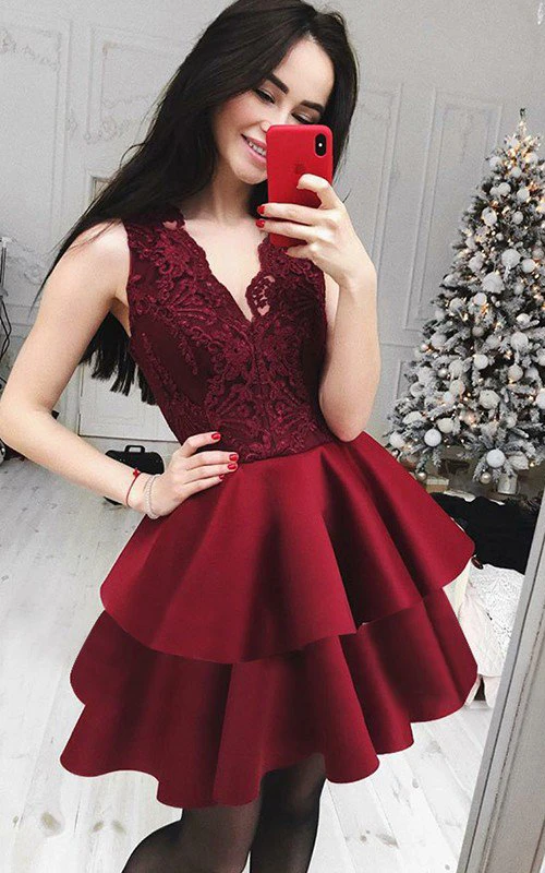 Robe courte mini trapèze sans manches en satin et dentelle à col en V pour le bal de promo