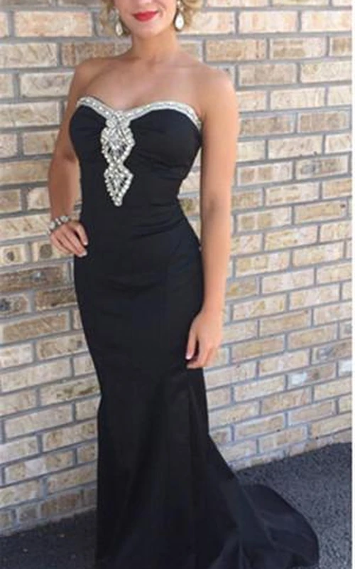 Vestido de fiesta negro sexy de sirena con abalorios, cola larga y sin mangas.
