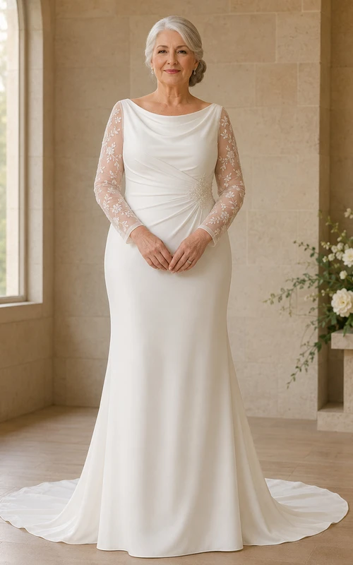 Robe de mariée élégante grande taille pour mariées plus âgées, col bénitier, manches illusion en dentelle, fourreau en satin, manches longues, col drapé, coupe fourreau.
