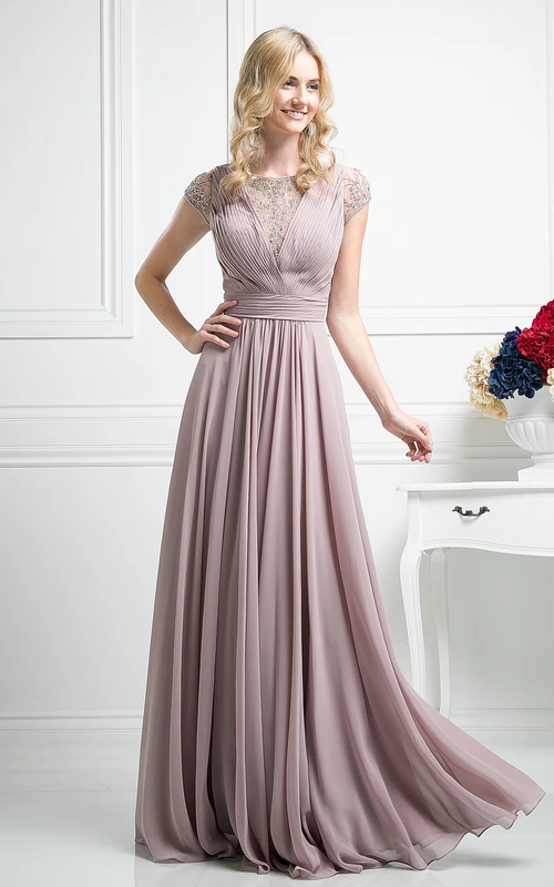 Vestido de gasa de corte A con escote redondo, manga corta, efecto ilusión, con abalorios y pliegues.