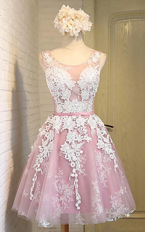 Wunderschönes neues ärmelloses Tüllkleid mit Rundhalsausschnitt und knielangem Schnitt
