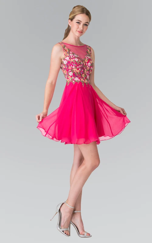 Robe trapèze mini sans manches en mousseline à col rond et dos en V profond ornée d'appliqués