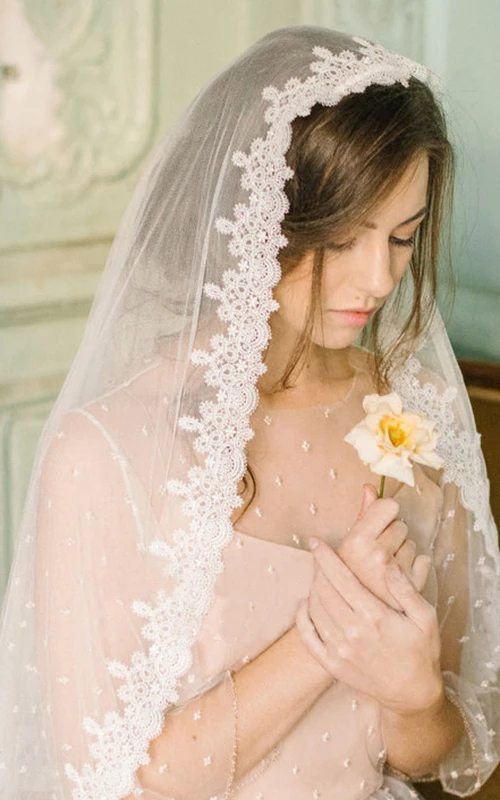 Voile de mariée romantique en tulle bordé de dentelle