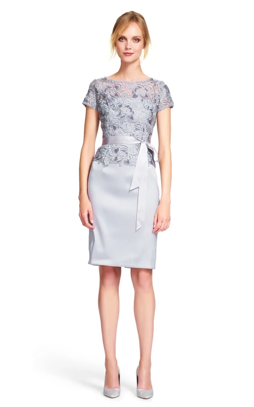 Vestido de dama de honor corto de satén con cuello joya, manga corta y lazo, con apliques.