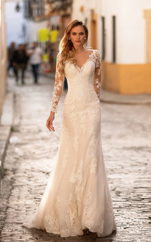 Robe de mariée élégante à manches longues fourreau et col en V, effet illusion.