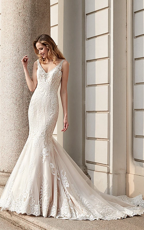 Robe de mariée trompette longue sans manches, col en V orné d'appliqués, en dentelle et tulle avec plis