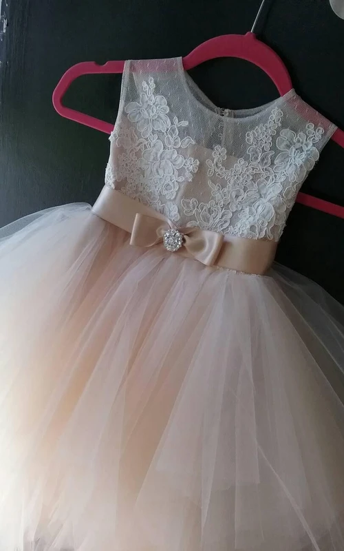 Precioso vestido de tul hasta la rodilla con lazo en la faja.
